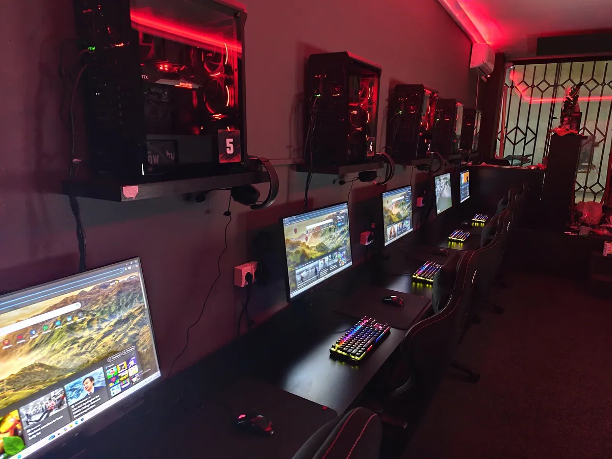 Gaming računari i tastature pod crvenim svjetlom