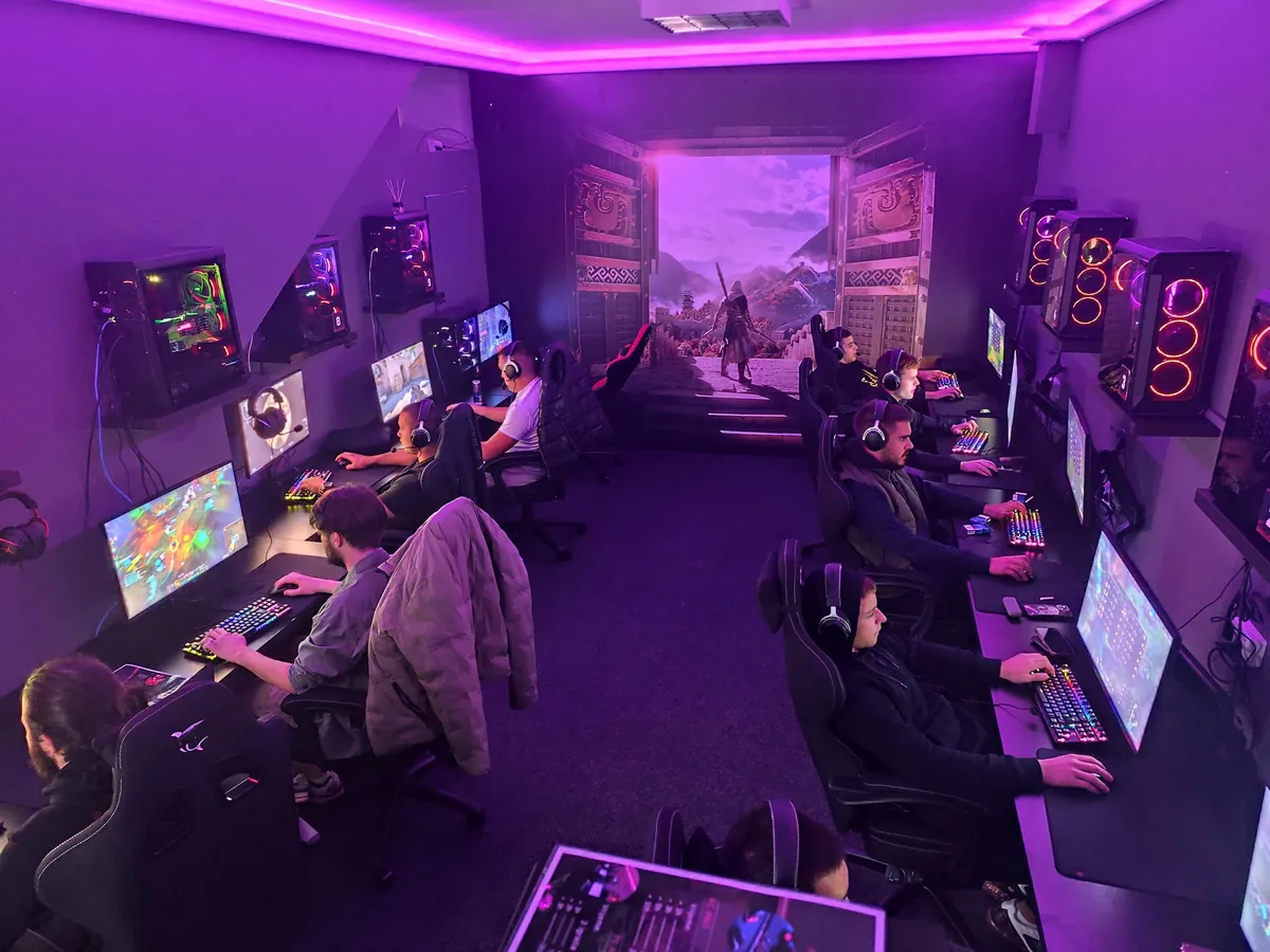 Igrači za računarima u Eternity Gaming igraonici pod ljubičastim svjetlom