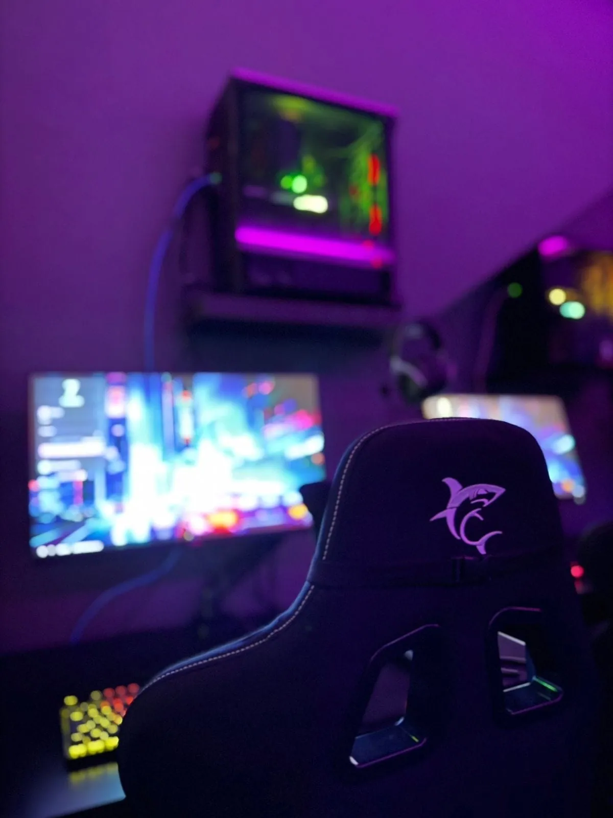 Detalj gaming stolice i monitora