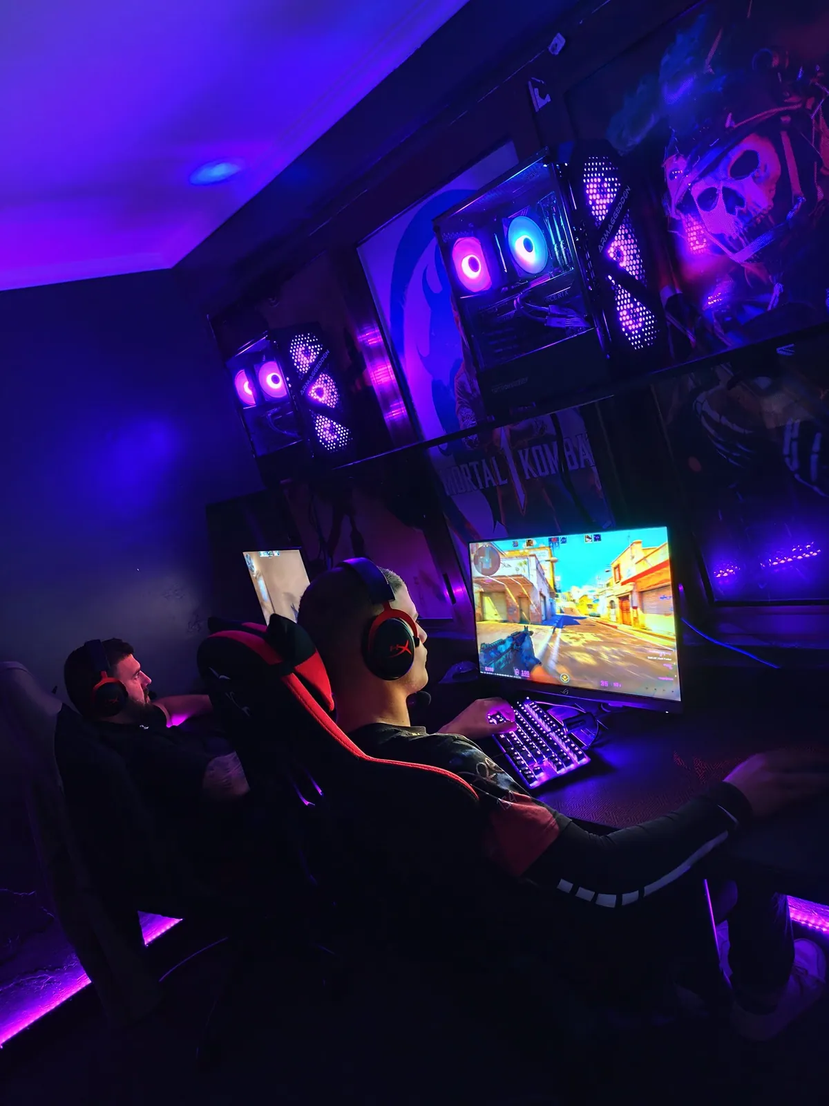 Igrač sa slušalicama za gaming računarom