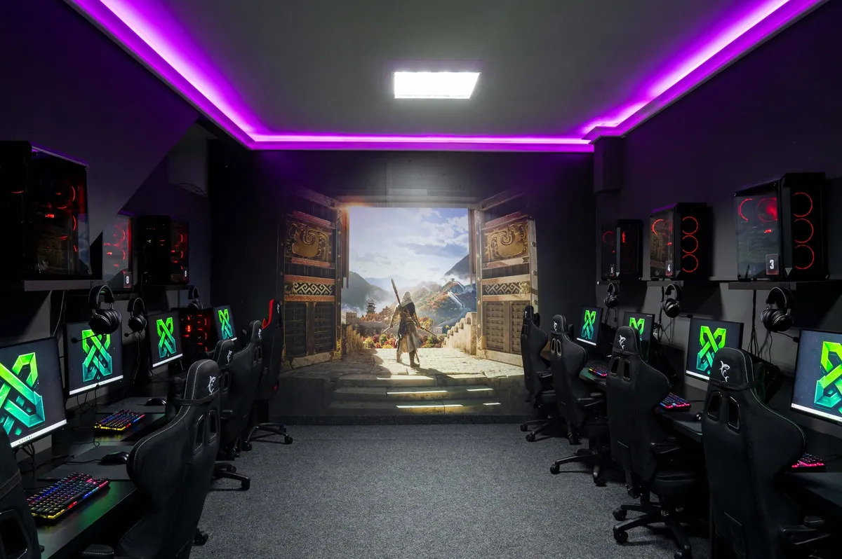 PC zona Eternity Gaming igraonice u Baru sa redovima gaming računara i ljubičastim svjetlom