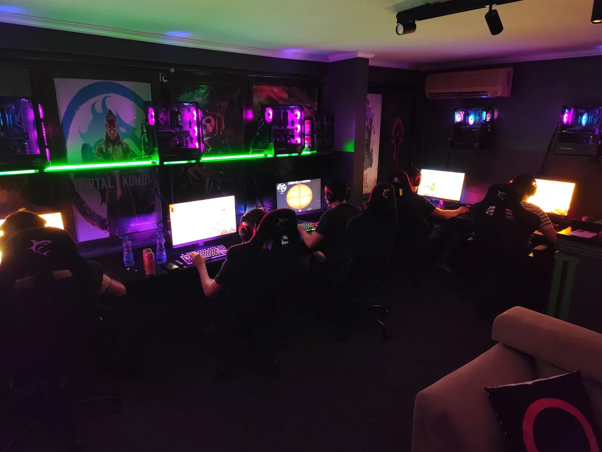 Igraonica Eternity Gaming sa igračima i osvijetljenim računarima