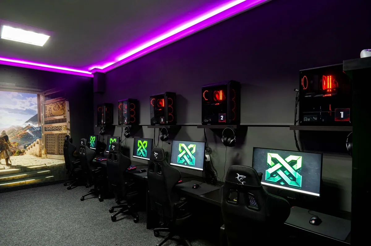 Gaming računari sa Eternity logom na monitorima