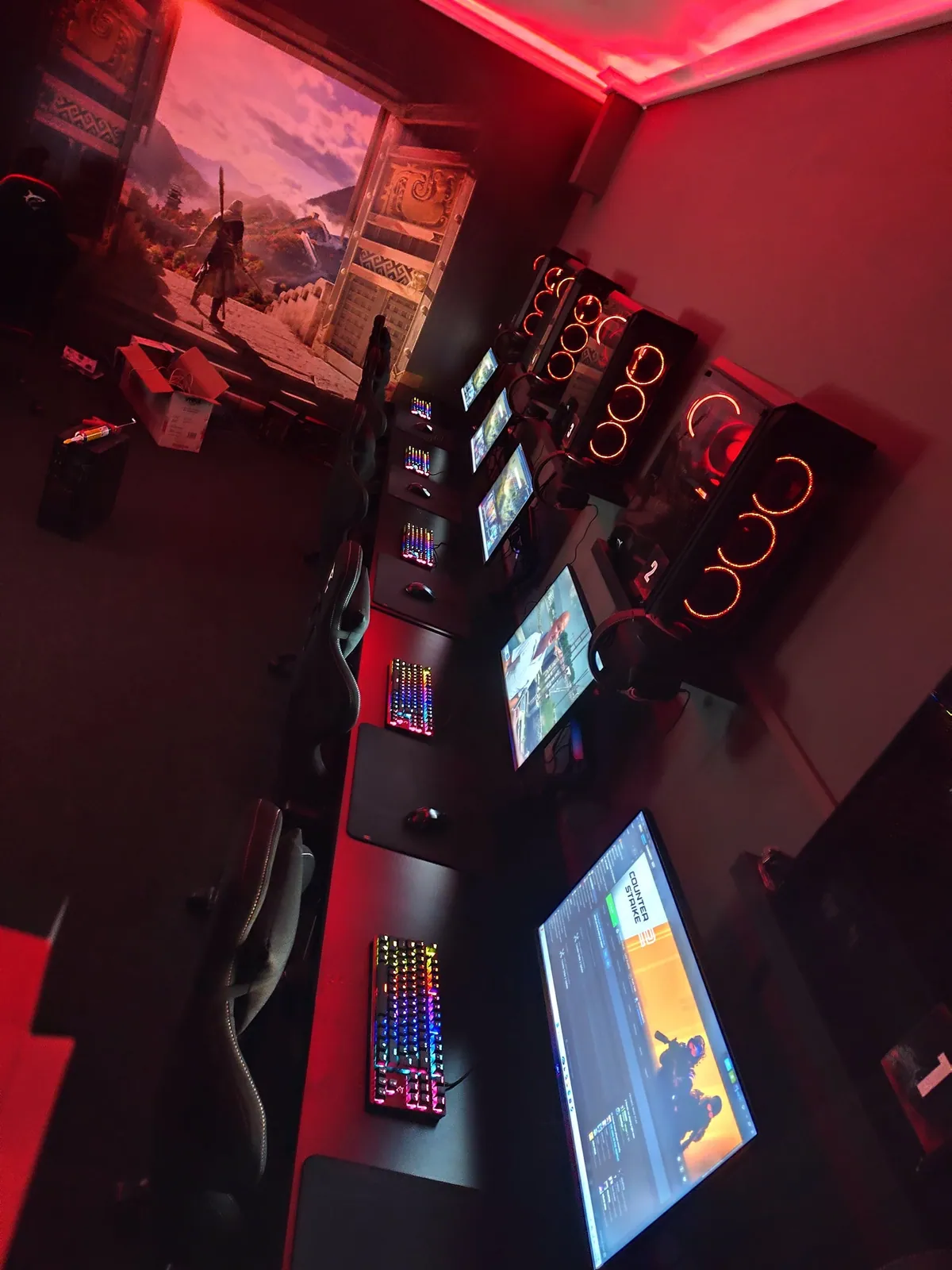 Igraonica Eternity Gaming osvijetljena crvenim svjetlom