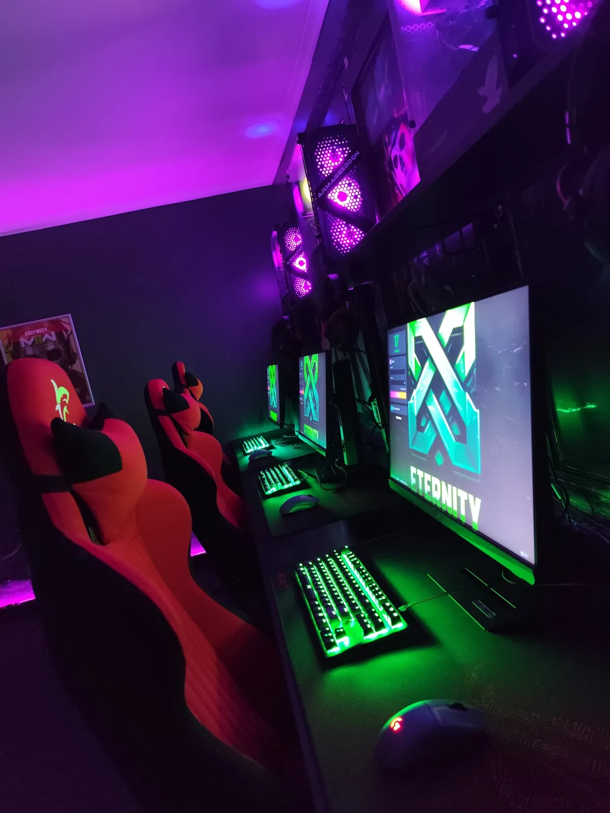 Gaming računar sa Eternity logom na monitoru i osvijetljenom tastaturom