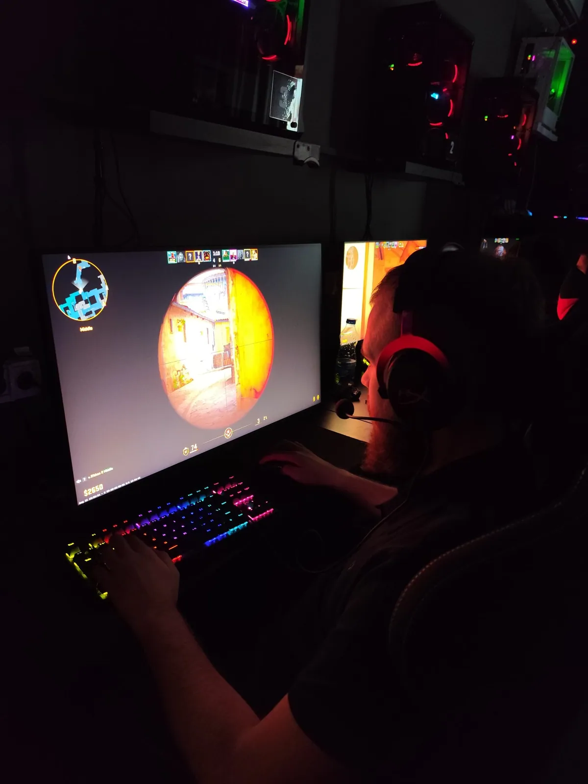 Igrač za računarom i RGB tastatura izbliza